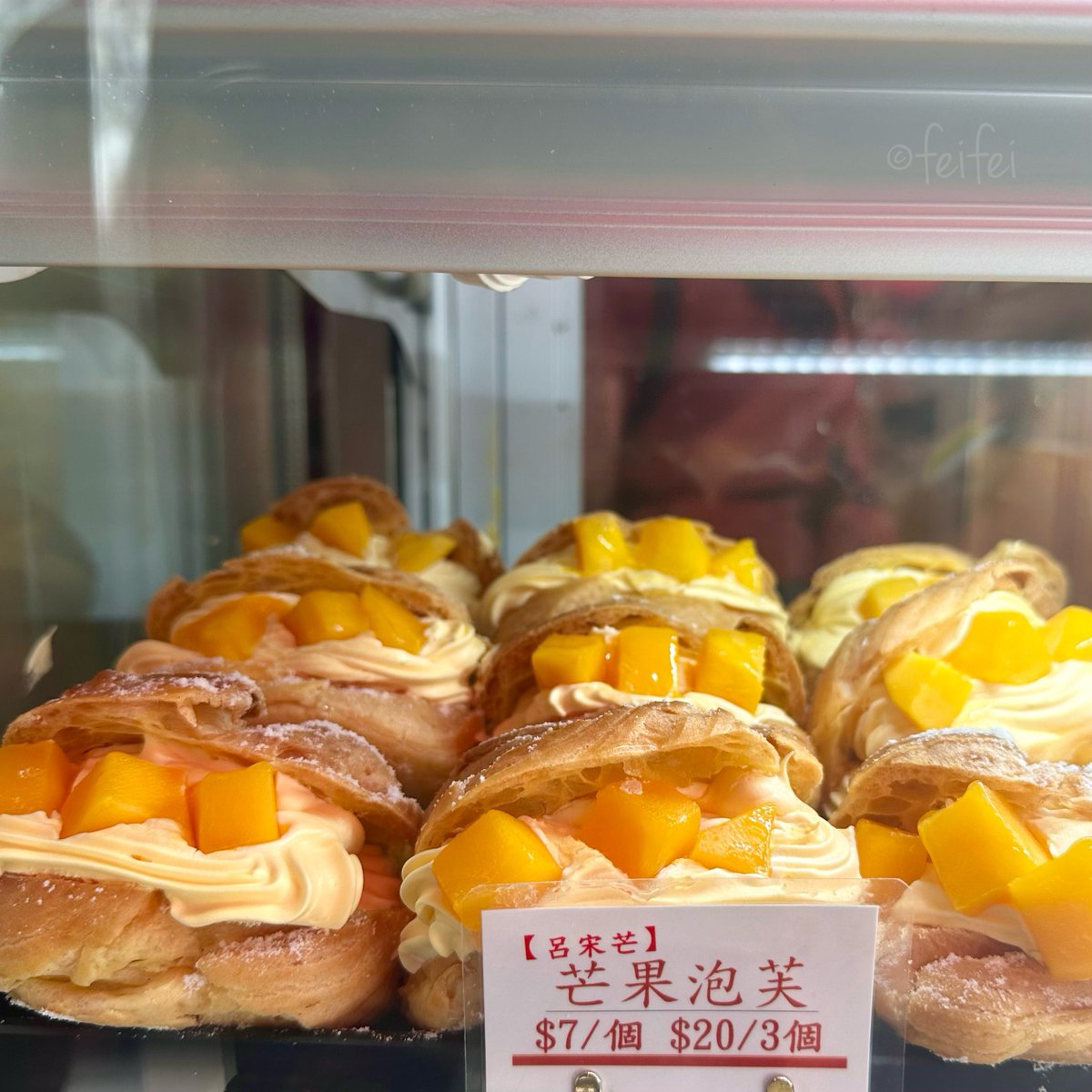 feifeihk's tweet photo. 香港の街角で見かける泡芙（シュークリーム）の攻撃力の強さよ…🤤🤤🤤 #hongkong #香港 https://t.co/SUSJrP2pbo