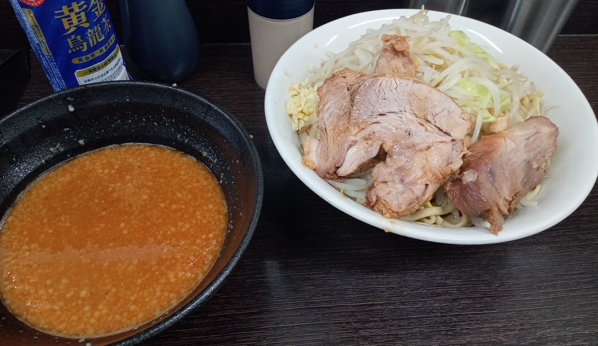 KRUSTY696's tweet photo. ラーメン二郎  川越店
つけ麺 麺増し１ 味噌変更 🧄s

麺以外をつけ汁に移してオンリー麺啜り〜つけ汁でグビッと流し込めば…

爆ウマ確定‼️

つけ汁ちょーウメェ😍ゴマがすんごい効いてて坦々チック👍️

厳ついブチッと豚さんも入ってサイコー🐖

たいへん美味しゅうございました💯💯💯💯💯😋 https://t.co/lJ9cTTwxKo