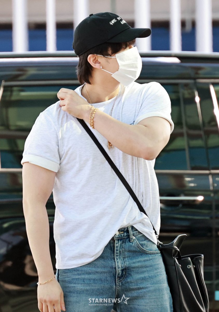 3594_5x's tweet photo. He looks incredible — his sculpted chest and arms really stand out.
#ChangbinxAUTRY https://t.co/Gptk9Md6Cc