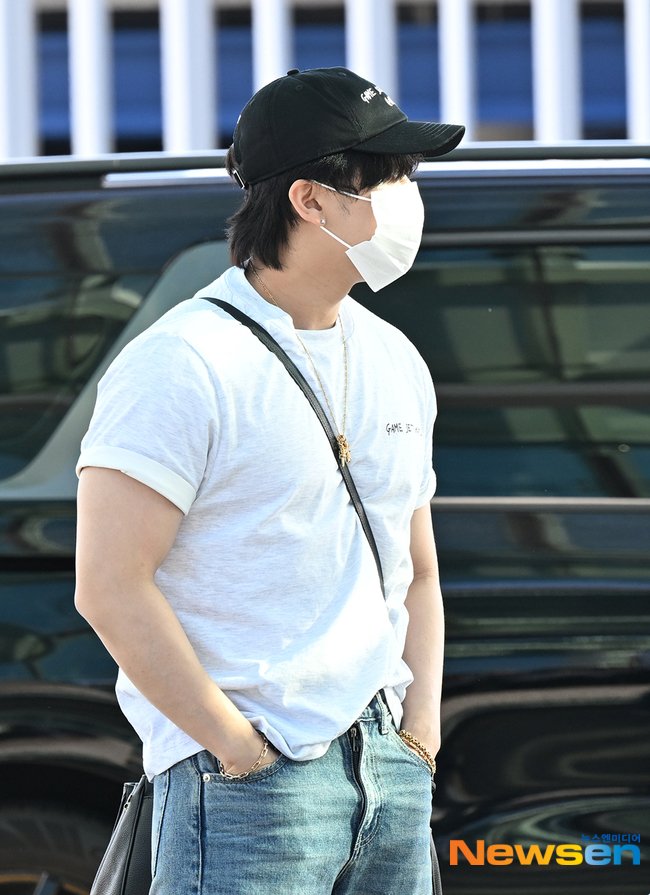 3594_5x's tweet photo. He looks incredible — his sculpted chest and arms really stand out.
#ChangbinxAUTRY https://t.co/Gptk9Md6Cc