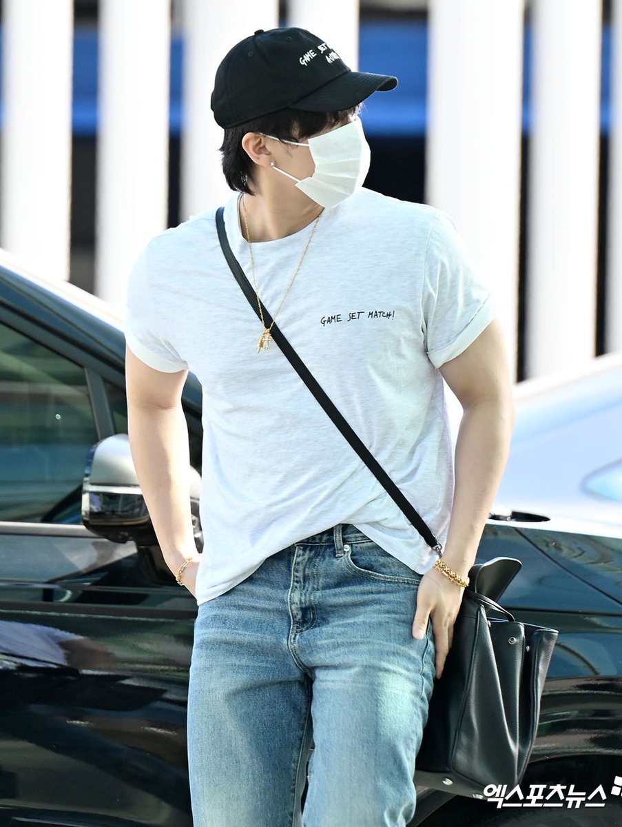 3594_5x's tweet photo. He looks incredible — his sculpted chest and arms really stand out.
#ChangbinxAUTRY https://t.co/Gptk9Md6Cc