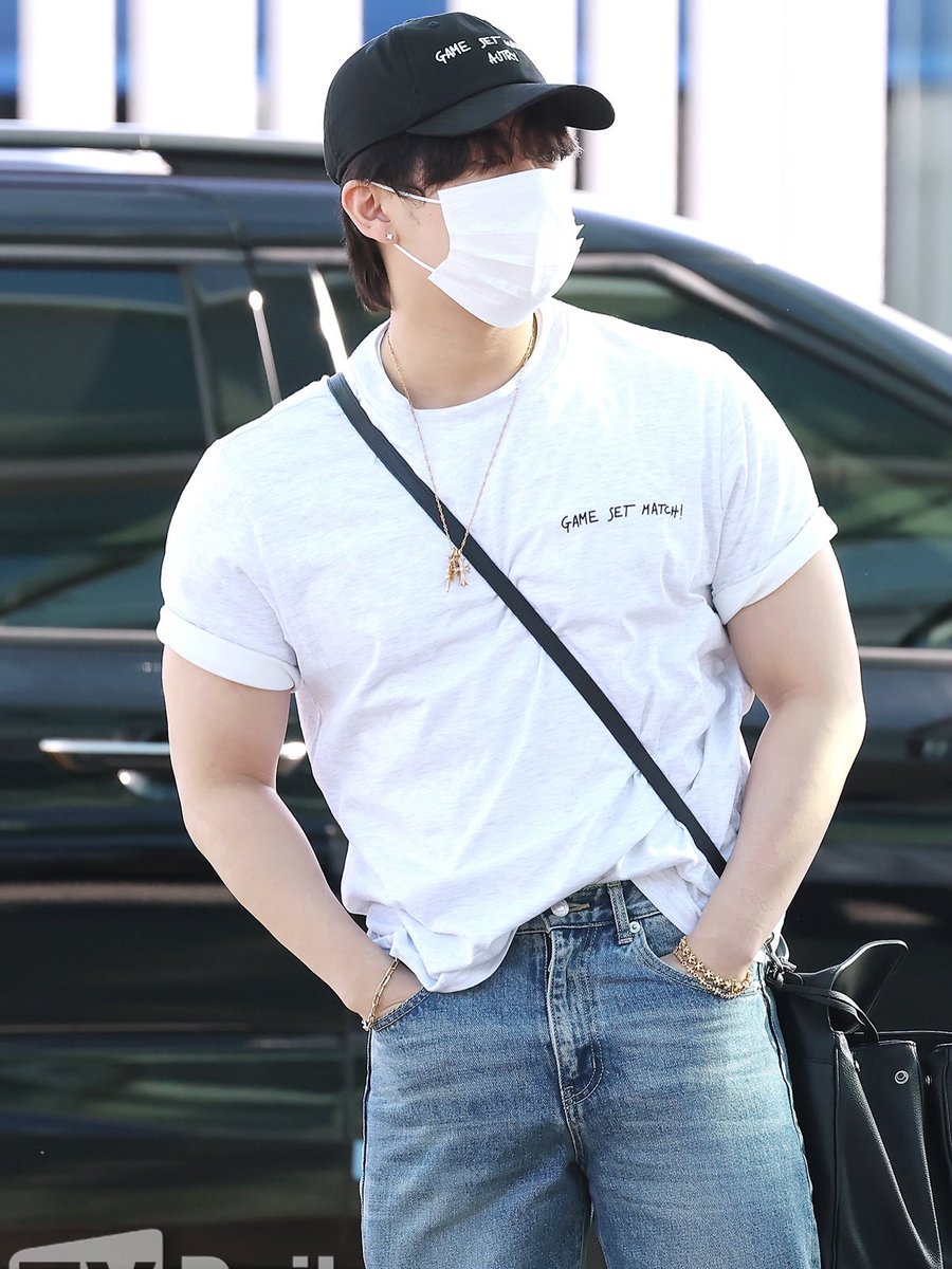 3594_5x's tweet photo. He looks incredible — his sculpted chest and arms really stand out.
#ChangbinxAUTRY https://t.co/Gptk9Md6Cc