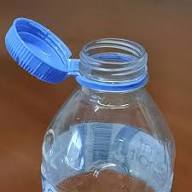 BarlasTimur's tweet photo. @XaLaRa_Se_Lew @wildmind___ In Turkiye too, most bottle caps (especially water bottles) are tied.
In Türkiye, drinking from large bottles of 1 liter or more in public is considered impolite. Small bottles are fine, but if you have a large bottle, you should use a glass. It's seen as bad manners. https://t.co/CxJTGUpjJW