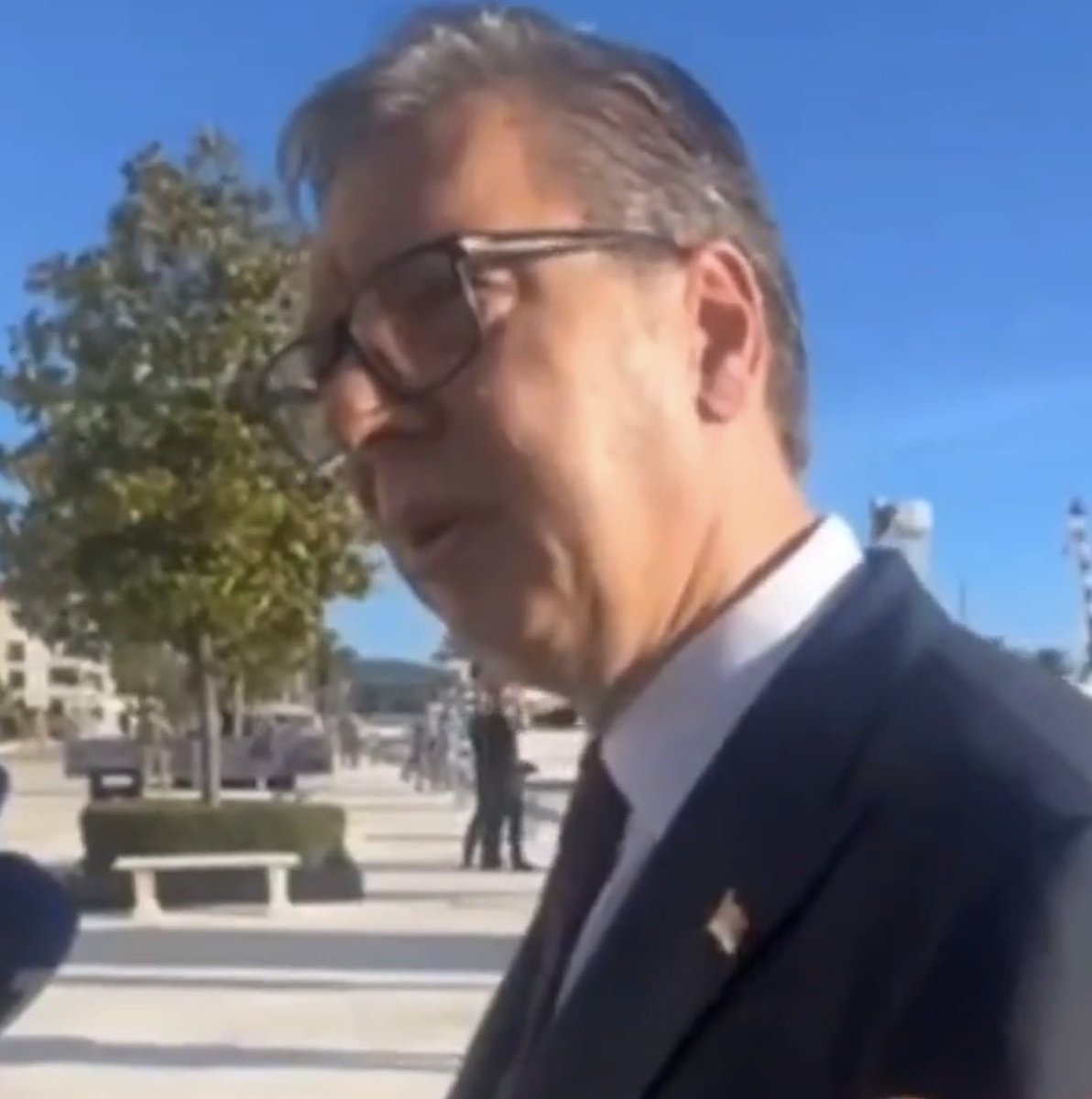 BezStraha26279's tweet photo. VUČIĆ IZIGNORISAN

NA SAMITU KOjI SE ODRŽAVA U CRNOJ GORI VUČIĆ JE OTIŠAO PROTIV SVOJE VOLJE I NA NAREDBU URSULE FON 

ČIM SE POjAVIO U VUČIĆA SU SVI DRŽAVNICI GLEDALI KAO U KRIMINALCA I ODLAZEĆEG DRŽAVNIKA

OSIM PROTOKOLARNOG RUKOVANJA NIKO OD DRŽAVNIKA NIJE HTEO SA NJIM DA PRIČA 

VUČIĆ JE VIDNO SMRŠAO BAR 10 ak KILOGRAMA,SA SIVOM BOJOM LICA ,SEDOM KOSOM ,OGROMNiM PODOČNJACIMA,
NATEČENIM RUKAMA i VIDNO ZABRINUTIM LICEM

UVEČE SU DRŽAVNiCI ISKORISTILI VREME DA SE MEDJUSOBNO DRUŽE I PRIČAJU O TEMAMA KOJE SU AKTUELNE 

ALI VUČIĆA NIKO NIJE  ZVAO U DRUŠTVO i OSTAO JE SAM SA SVOJIM PATULJCIMA DA KOJIMA JE I DOŠAO