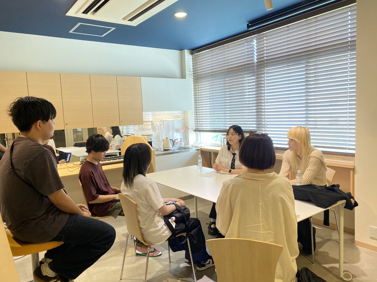 daion_creation's tweet photo. 【卒業生シンポジウム】
作曲家やアーティスト、大手ゲーム会社のコンポーザーなど、音楽業界の第一線で活躍する卒業生を招いて座談会を行いました！
在学中に力を入れていたことや、自分をアピールするための工夫、さらに音楽業界のリアルなお話まで盛りだくさん🙌✨
実りある時間となりました😌 https://t.co/OJQhlxHSxJ