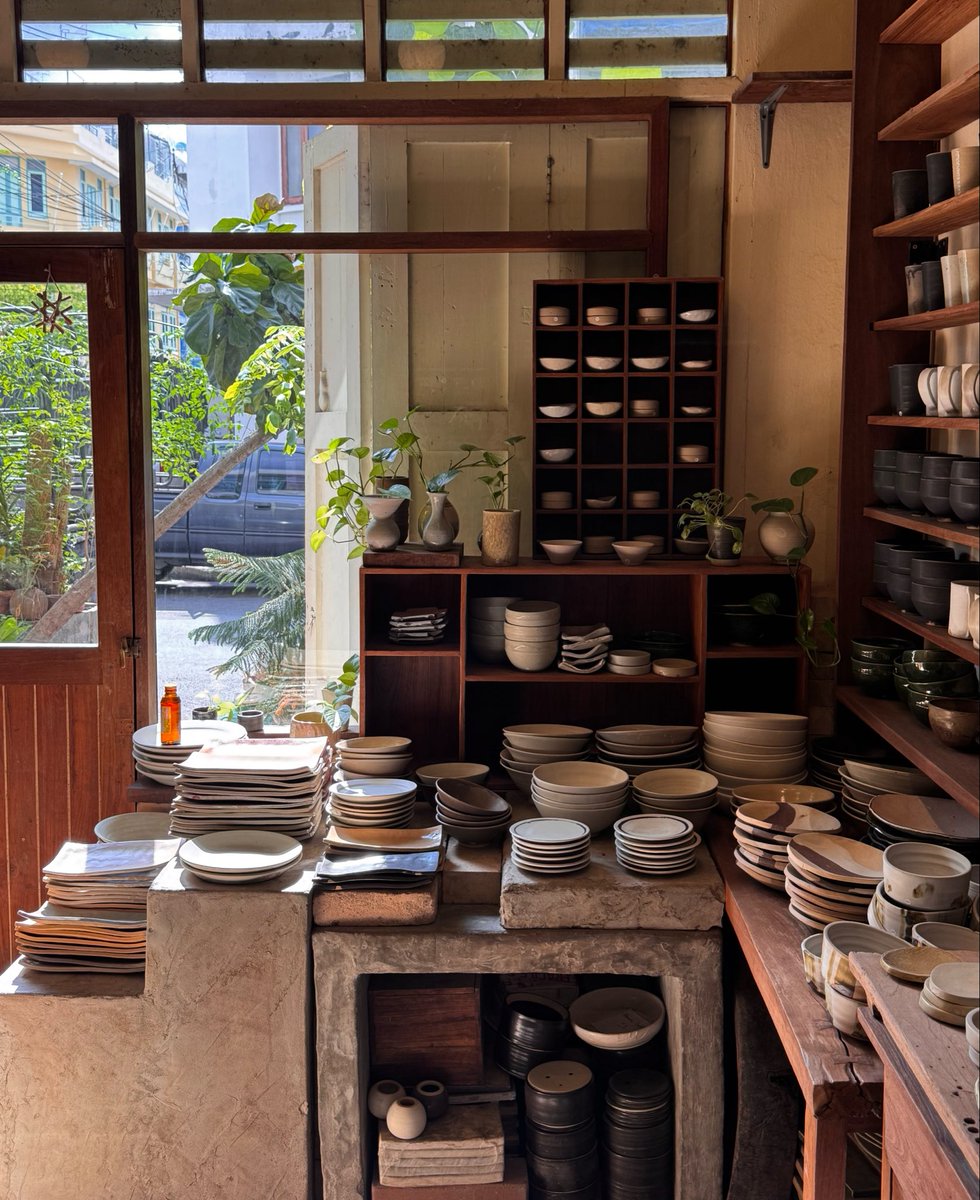 sfkkfs_'s tweet photo. ร้านขายเครื่องปั้นดินเผาที่อยู่หลังประตูไม้บ้านสีขาว มีพนง.ต้อนรับเป็นแมวสีขาวด้วยงับ 🥣🐈  aoon pottery น่ารักมากกก 

เป็นร้านเล็กๆ ไม่ใหญ่ มีเซรามิกให้เลือกหลายแบบ ส่วนใหญ่งานจะเรียบๆ คลีนๆ ราคาสูงหน่อย แต่เข้าใจได้ เพราะงานสวย ;-; พอได้ลองสัมผัสแล้วแบบ เนื้อชิ้นงานโคตรดีๆ https://t.co/deonCfsUh1