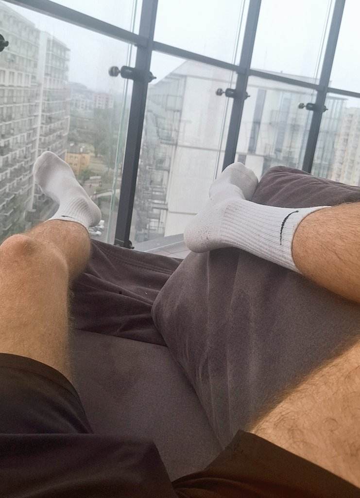 YngMasterr's tweet photo. wasz Pan sobie chiluje na kanapie💪 a wy kundle na kolana, opierdalać skiety i wyskakiwać z siana😈💸 https://t.co/F7eu5ssFxH