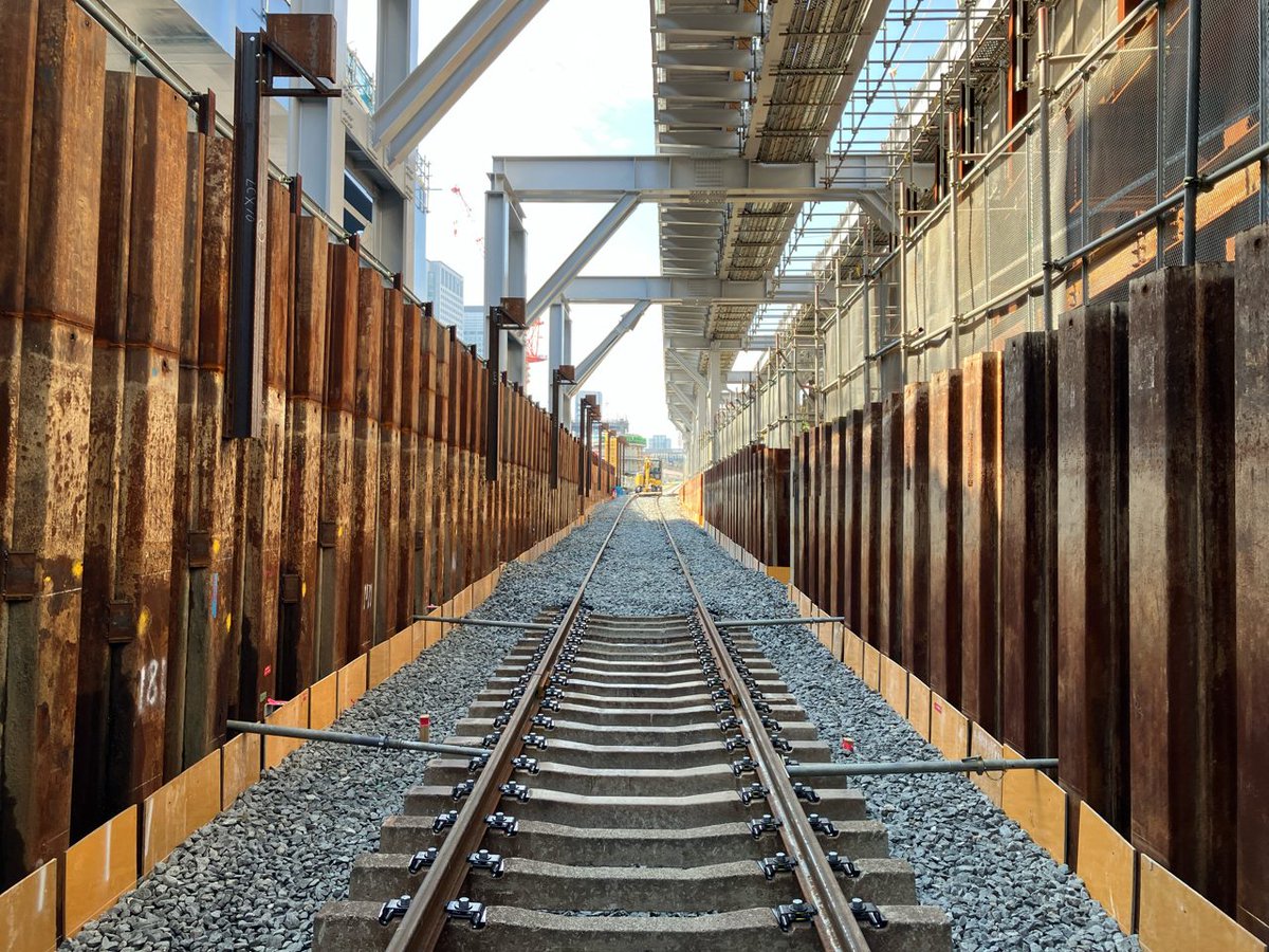 keikyu_koho's tweet photo. 泉岳寺駅～品川駅間の仮下り線軌道の設置が開始されました！

https://t.co/EcAn03eMNe https://t.co/wIZq31LeEZ
