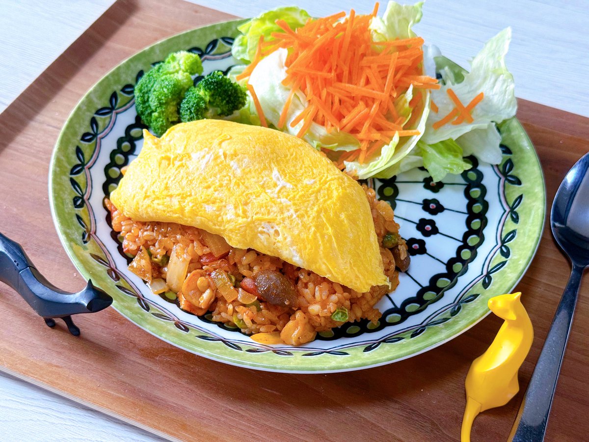 acca_red's tweet photo. もしかしたら結構久しぶりのオムライス。
オムレツのっけパターン。
#在宅あっか飯 https://t.co/IWi1s2gUKR