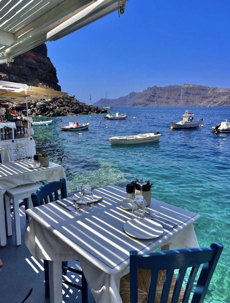 travelgirl_love's tweet photo. 📍🌊🇬🇷 Ammoudi Bay（ギリシャ・サントリーニ島）

ちなみに、サントリーニ行くなら絶対ここも寄ってほしい、特別スポット🌊🤍

海ギリギリに並ぶレストランで、
透き通るエーゲ海を眺めながら食べるシーフードが最高すぎる…。🥹
ランチでも夕方でも景色が本当に映画みたい✨ https://t.co/1kUqabMj6u