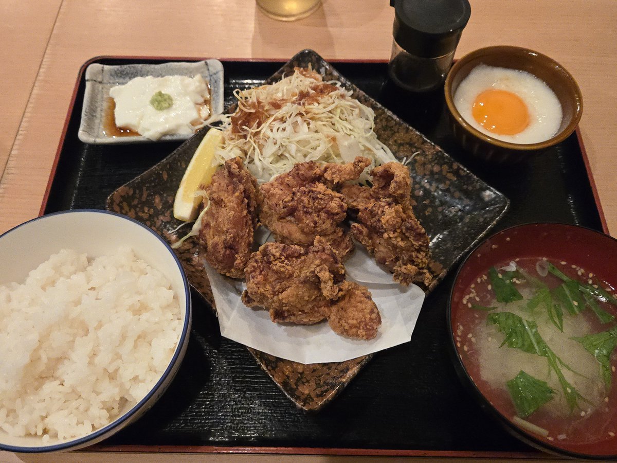 NikusyokuChan's tweet photo. 【鶏味座】
鶏味座の鶏唐揚げ卵黄とろろ定食

やっぱ唐揚げの味濃いめでおいしい
前来た時に茶碗が初期のから変更になりそれが熱くて持てなかったけど茶碗がまた変わってた!
これなら熱くないし猫かわいいw
1400円でガッツリ食べれるの良き https://t.co/lfhpBZcW0g