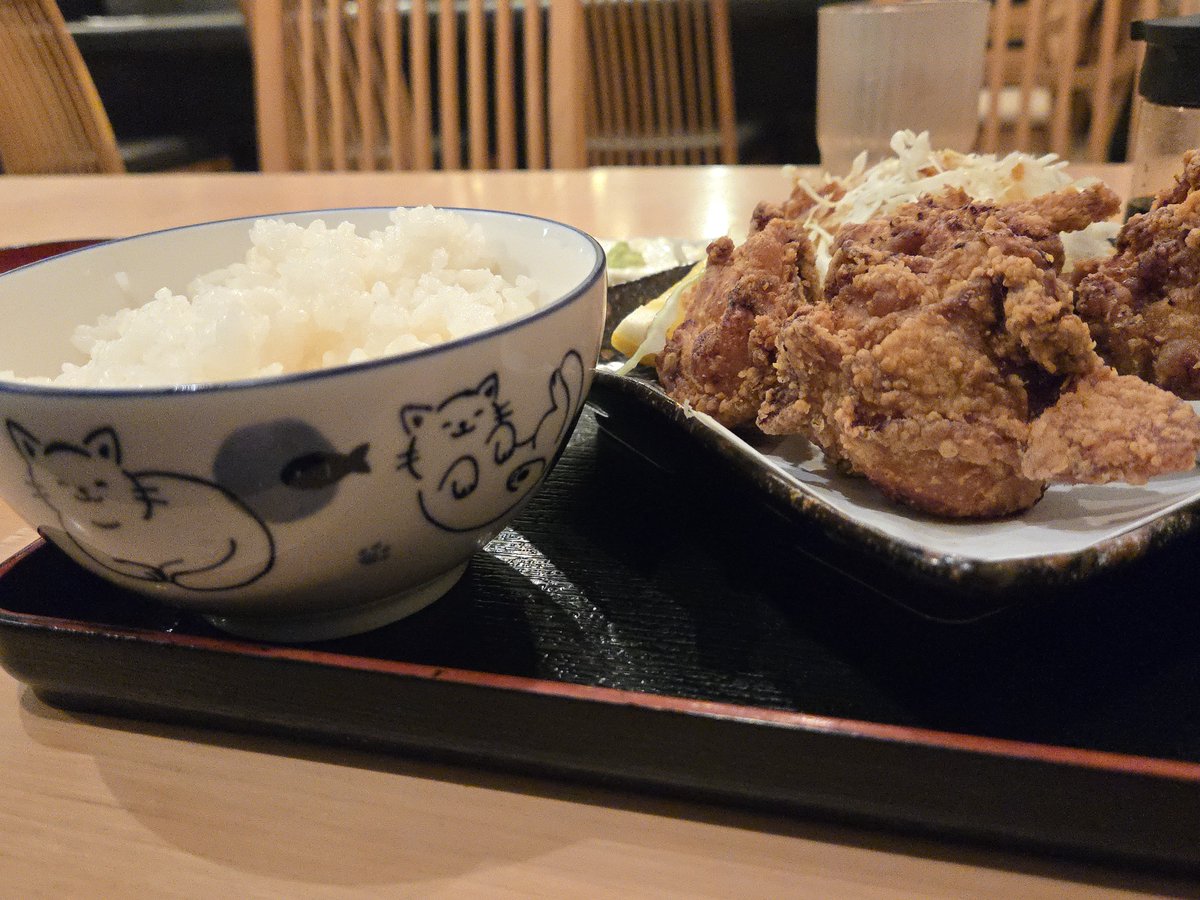 NikusyokuChan's tweet photo. 【鶏味座】
鶏味座の鶏唐揚げ卵黄とろろ定食

やっぱ唐揚げの味濃いめでおいしい
前来た時に茶碗が初期のから変更になりそれが熱くて持てなかったけど茶碗がまた変わってた!
これなら熱くないし猫かわいいw
1400円でガッツリ食べれるの良き https://t.co/lfhpBZcW0g