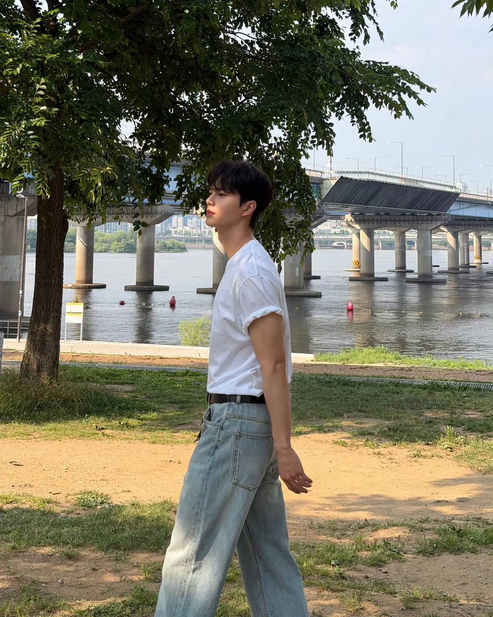 now_love_'s tweet photo. 한강 촬영간김에 로에베숙제사진 찍은건가, .. 여름 송강 개조타 강아.. https://t.co/fmij96pBSy