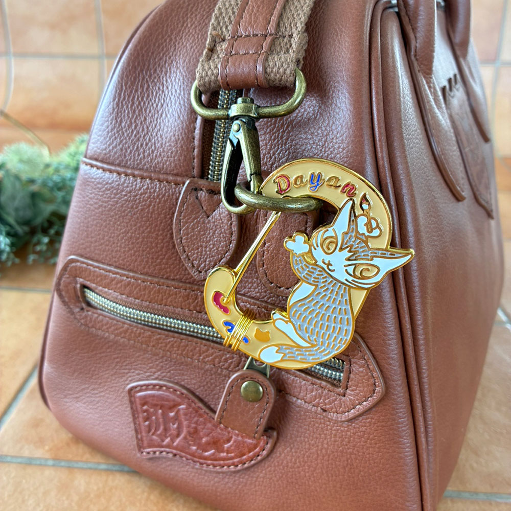 wachifield_com's tweet photo. 【 広島五日市福屋店 】

バッグチャームにするとかわいいデザインカラビナ💫
キーホルダーや鍵などを取り付けられるリング2個付きです。

わちふぃーるど広島店の情報はこちらから↓
https://t.co/Vf4wtxoRZa

＃ダヤン ＃蘭島閣美術館 ＃広島市 ＃広島五日市福田屋店 https://t.co/Ov68DikV83
