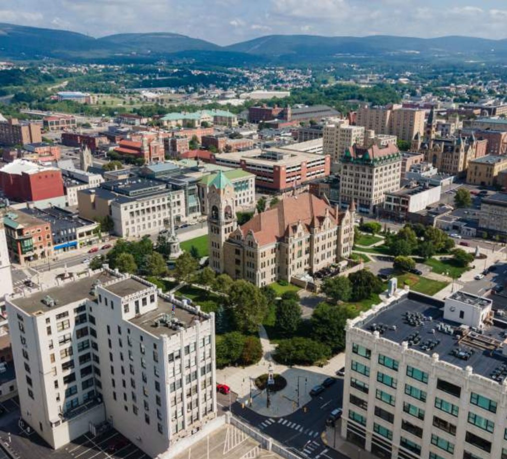 ShimobeDem's tweet photo. [@PoliGSim]
Former Vice President Rei Shimobe attended a rally for @IkusabaCentrist in Scranton, Pennsylvania. Scranton is a good city filled with good people. Even as a Southern governor myself, I can see the appeal of living in a nice city like this. But costs here are way too https://t.co/g1mJKoWwi7
