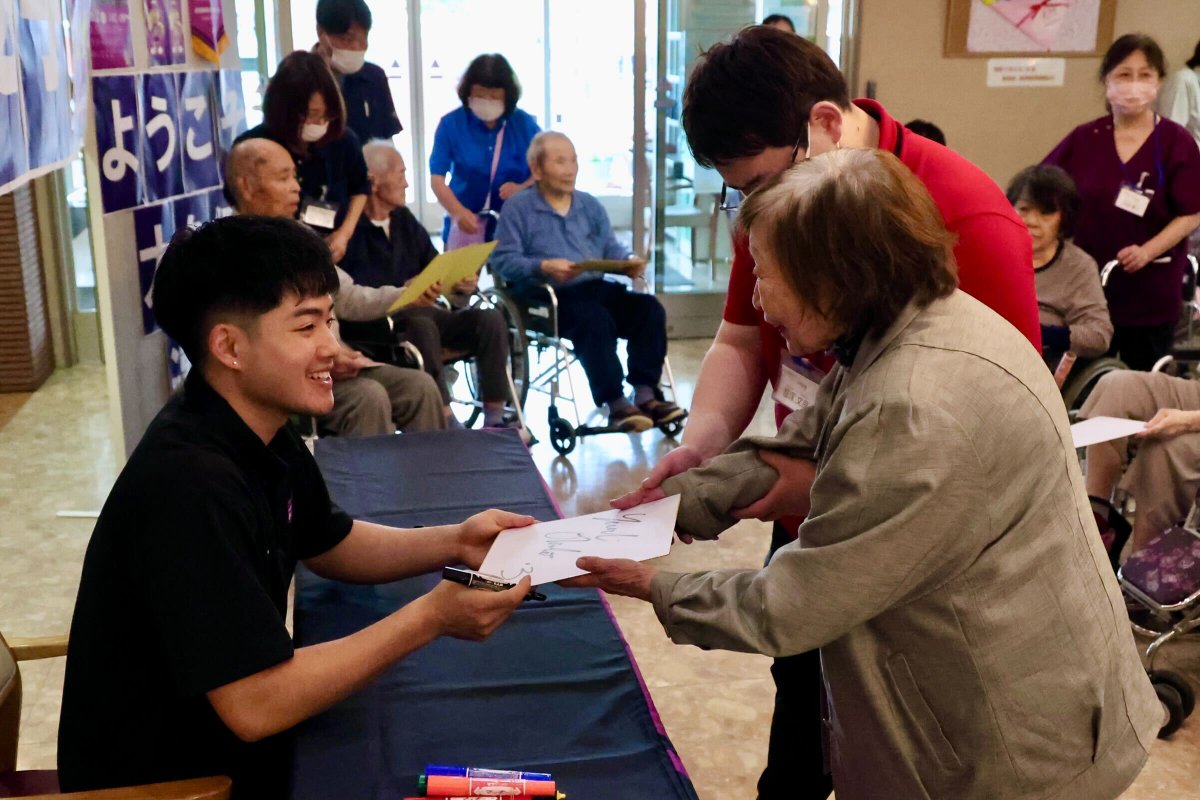 firebonds's tweet photo. ◤ 施設訪問 ◢

福島県委託地域エンゲージメント事業の一環として、「ラスール伊達」に #大久保友貴 選手と #ボンズくん が訪問🏀🐥✨

入居者・職員の皆さんとボール回しやシュートチャレンジ、スマートボールなどのレクリエーションを行い、最後にはサイン会も実施💜📝

笑顔あふれる雰囲気の中、楽しみながら交流を深めることができました😆🙌

楽しい時間をありがとうございました🙇‍♂️

#firebonds
#福島ファイヤーボンズ