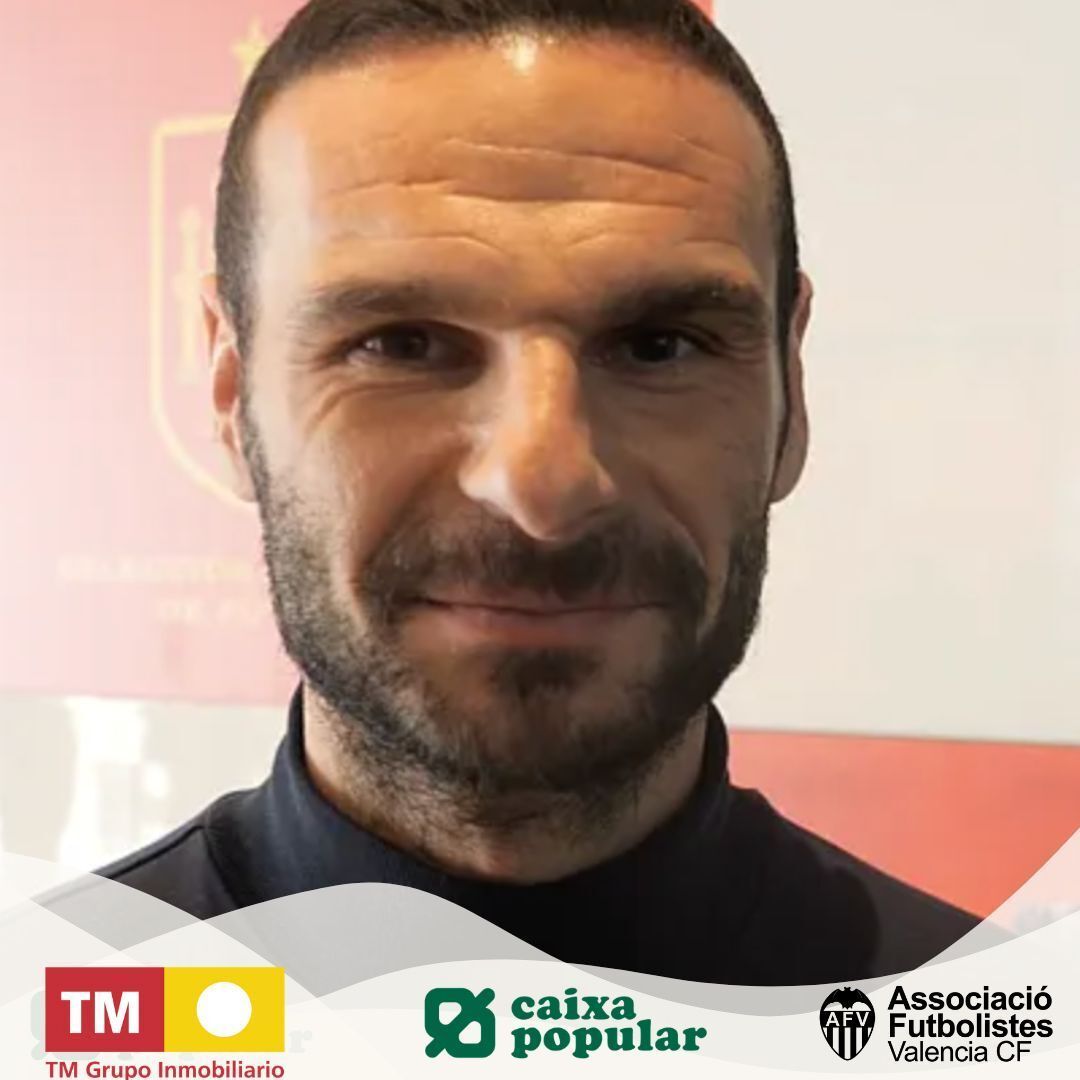 FutbolistasVCF's tweet photo. Comenzamos el día felicitando a David Lombán (1987), que jugó en nuestro primer equipo entre 2005 y 2008. ¡Muchas felicidades! 🎂🦇⚪⚫ #amunt #futbolistasvcf #orgullososdeti #llegendesdelsentiment https://t.co/pgN5gae02b