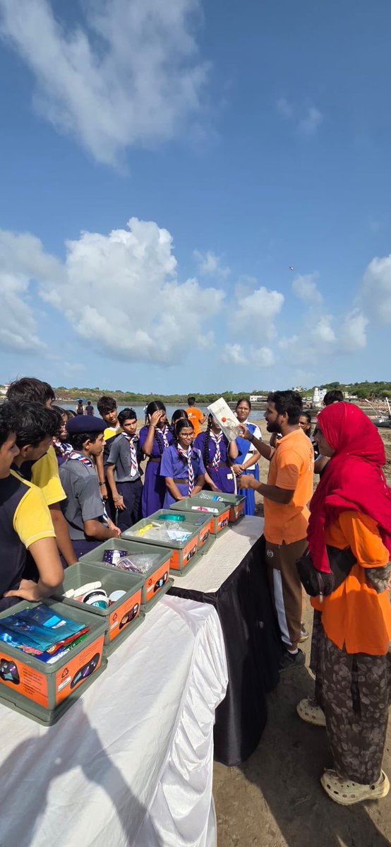 AfrozShah1's tweet photo. Week 586. 

Hundreds join in .

World Environment Day.

20000 kgs of marine debris plucked out from the versova beach.
 
Our bit today https://t.co/LzUSQUABz0