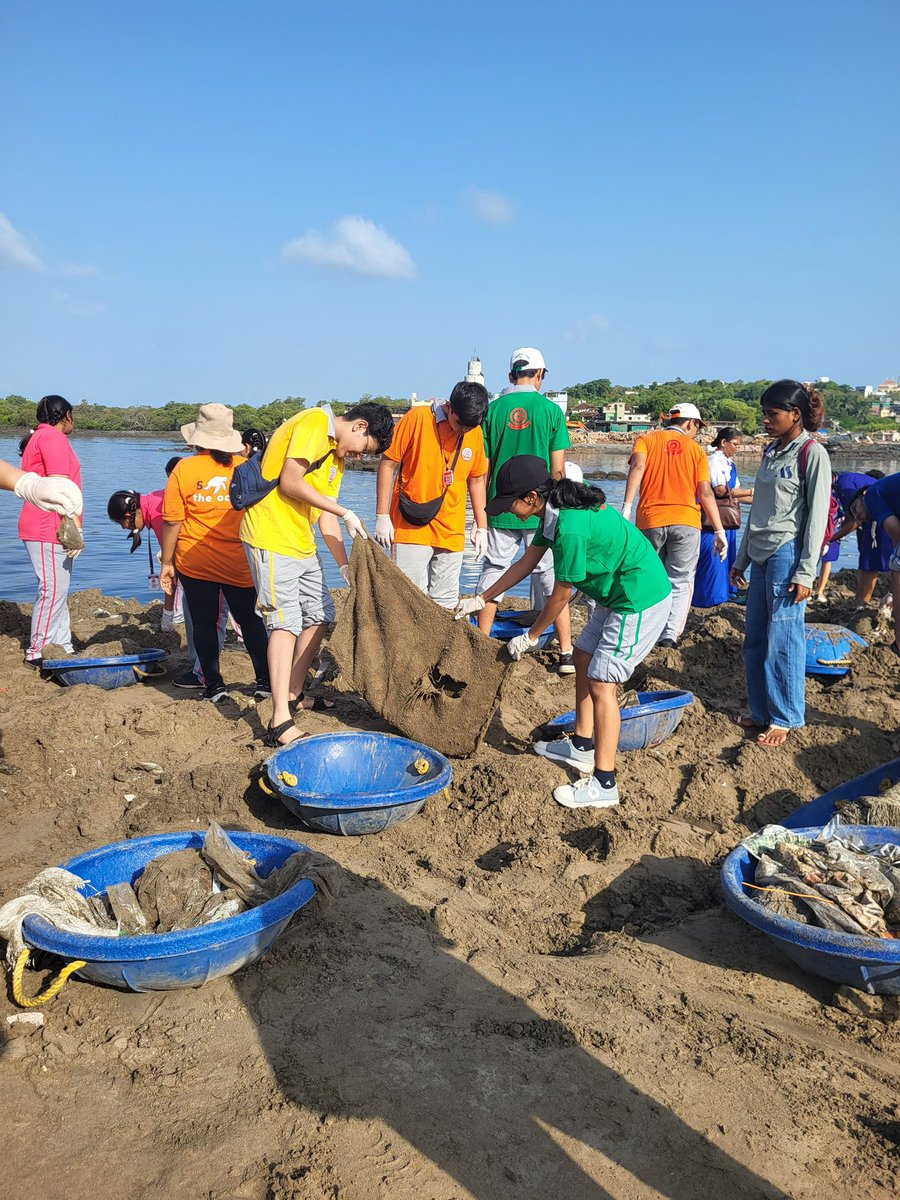 AfrozShah1's tweet photo. Week 586. 

Hundreds join in .

World Environment Day.

20000 kgs of marine debris plucked out from the versova beach.
 
Our bit today https://t.co/LzUSQUABz0