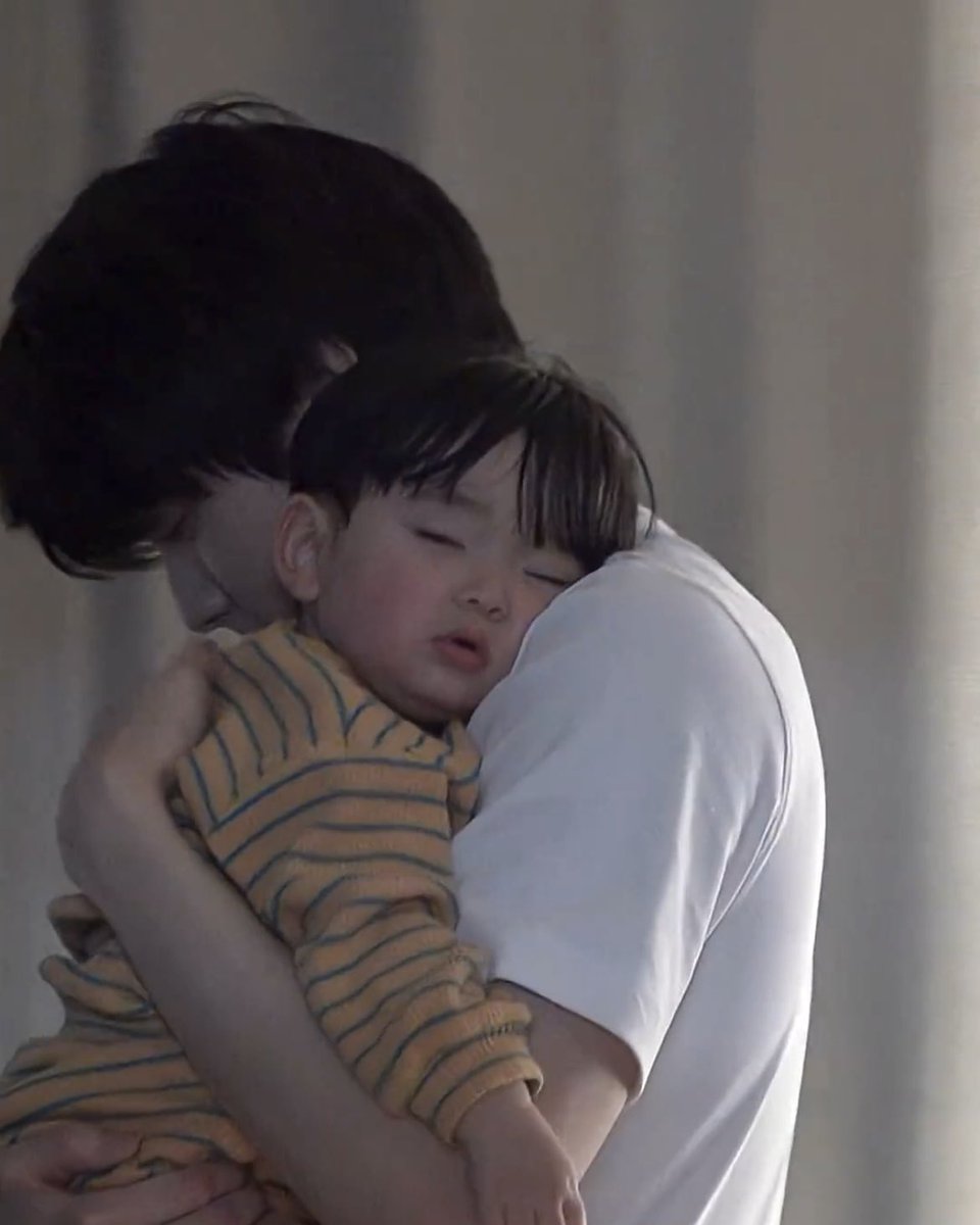 penabin's tweet photo. yg aku kagum banget dari soobin sepanjang parenting diary ini adlh cara dia ngasih sense of security ke yoojun. sampe di tahap if something upsets the baby he seeks comfort from soobin. soob doesn’t force, he observes and learns. dan itu keren banget. https://t.co/J4iBT7Uxq1