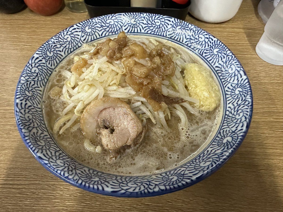 zerohina's tweet photo. へるしーらんち
王者-23

王者の二郎
向かっている最中は昆布水かTKMかで悩んでいたけど渋滞にハマる時間が長くてどんどんお腹が空いてしまった結果ガッツリに変更

麺はわしわしで美味い
スープも勿論美味しいけどちょっと優等生過ぎて物足りないかも
次こそTKM開拓💪 https://t.co/PYKKjh5jt4