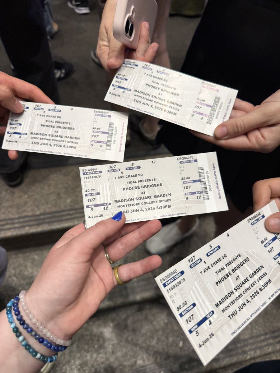 esnytours's tweet photo. SOMEONE FROM HER TEAM GAVE OUT TICKETS TO FANS WAITING OUTSIDE MSG &amp; THEY GAVE ME A TICKET!!!!!!! SMILING THROUGH IT ALL!!!!!!!!! CAN’T BELIEVE THIS IS MY LIFE!!!!!! THANK YOU TO EVERYONE INVOLVED!!!!!! @sourcebridgers @TheGarden https://t.co/exOknWfgd4