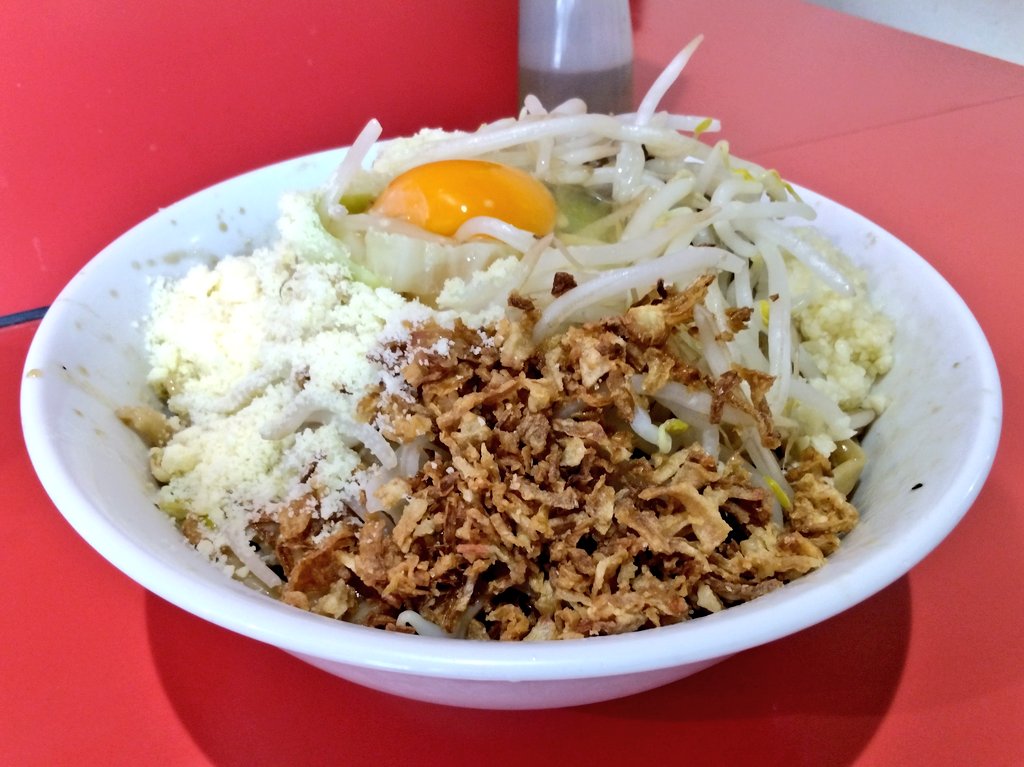 RamenSamSam's tweet photo. ラーメン二郎千葉店　汁なし

ギルティの極み!!そう決めてる汁なし☝️華金だからど～んと１杯🍜
粉チーズがヘビー感マシマシ😀大量のニンニクで息スッキリ🤣腹パンで大満足!! https://t.co/6qBhFPOrxL