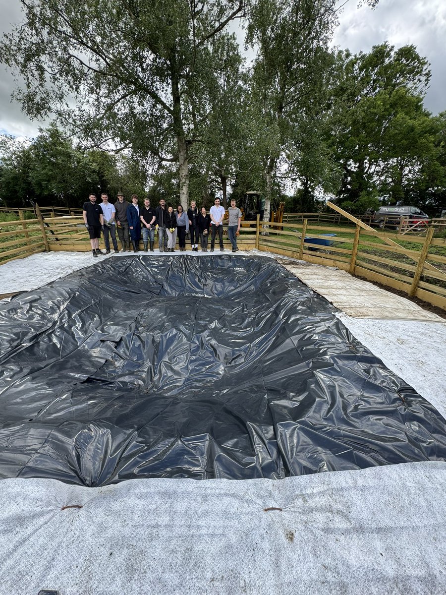 curlytailspigs's tweet photo. Brilliant day with Ben Murphy & his team from Cyncly continuing work on our aquatic garden. We tidied, smoothed & levelled the ground, laid a protective ground sheet ahead of underlay/pond liner + weed membrane around the outer edges. Thank you all-brilliant day βΊοΈππ» #Cyncly https://t.co/8DIjY0K8sN