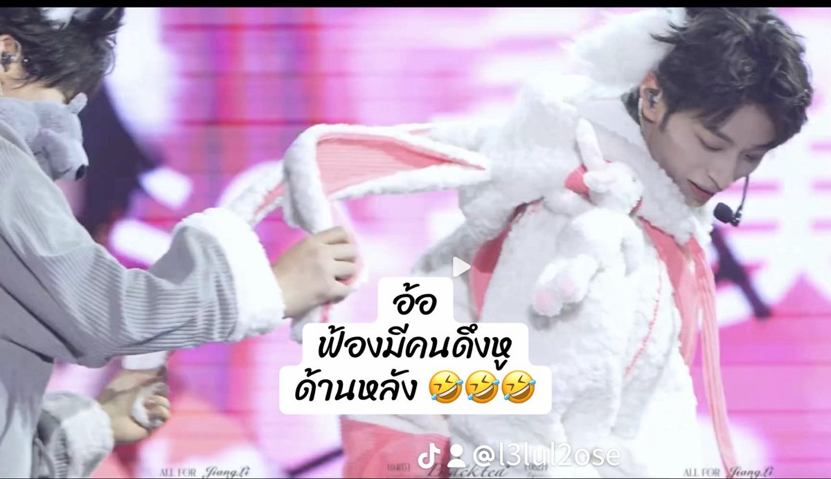 Blul2ose's tweet photo. ก็นึกว่าคุยอะไรกัน 
อ้อ ตัวเล็กฟ้องมีคนดึงหูอยู่ข้างหลัง 🤣🤣🤣
#SeekyLi  #LipeiEn https://t.co/989bRACNOx