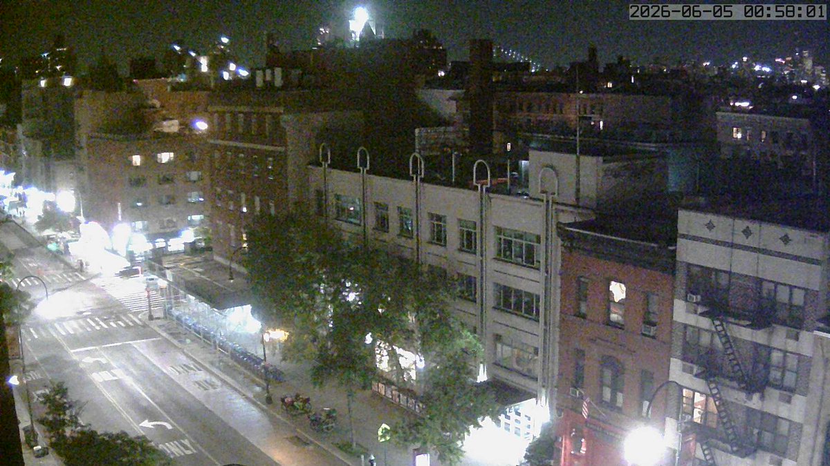 e14thst_webcam's tweet photo. Middle of the night, Friday, 12:58 AM. East 14th Street, NYC https://t.co/LfxbdhO1QQ