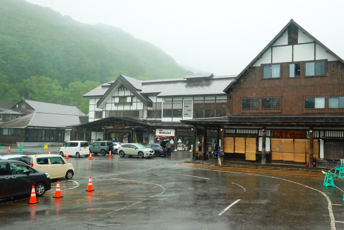 青森駅8時10分発の十和田湖ゆきに乗車。 バスは窓際がすでに全部埋まっ