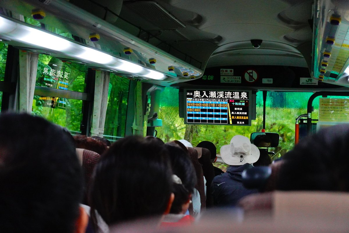青森駅8時10分発の十和田湖ゆきに乗車。 バスは窓際がすでに全部埋まっ