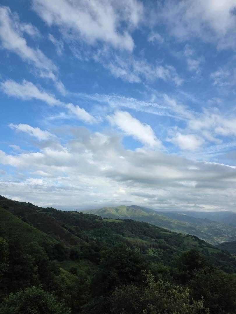 tiempodejavimo's tweet photo. Nubes y claros ⛅️🌤️⛅️🌤️ en un viernes con pocos grados a primera hora, sobre 10 ahora mismo, y con las máximas rozando los 20 posiblemente por la tarde. 
Día de primavera fresco y seco. 
Vamos que es viernes 💃🏽🕺🏽
Visita https://t.co/DBKq69WCIp https://t.co/eK1bdOqscp