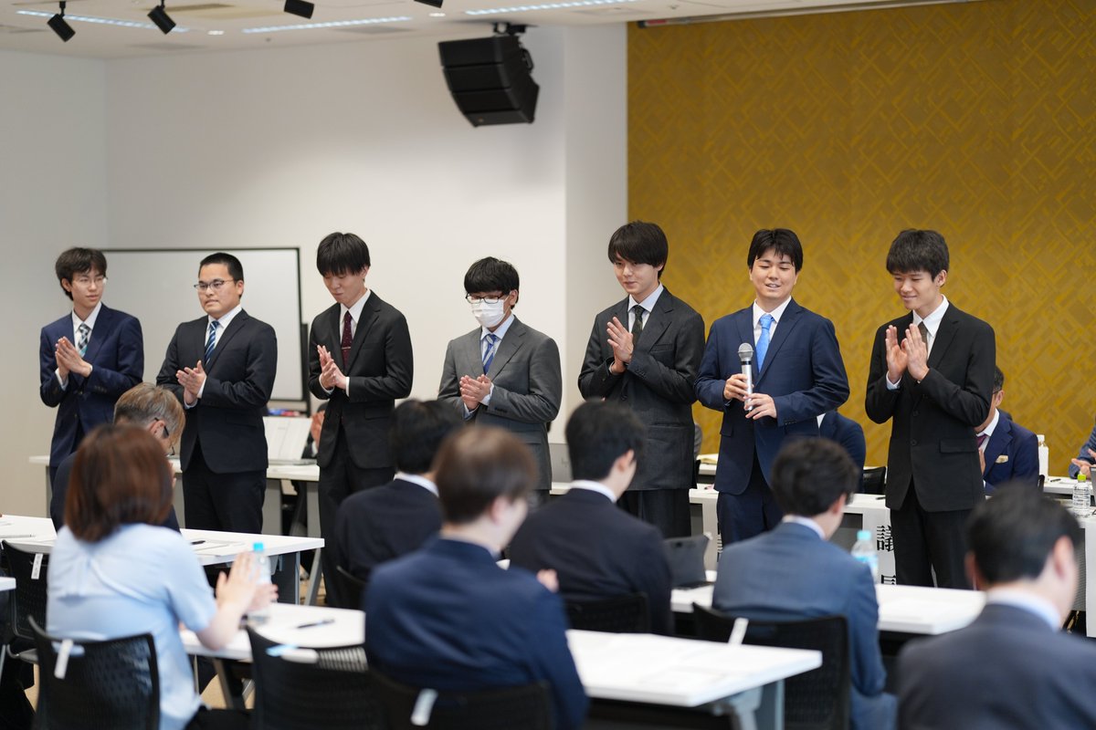 kitanoarata1980's tweet photo. 「不惜身命」は平成の大横綱・貴乃花が横綱昇進伝達式で述べた口上。谷川九段、羽生九段、渡辺九段、藤井名人の目の前で語った27歳の好角家・川村悠人四段に幸あれ、と願います😎。

棋士総会、新会員7人の挨拶　好角家の川村悠人四段の口上は「不惜身命」＝北野新太撮影 https://t.co/8mFTD6PrWT https://t.co/Sd0VP2Iwzh