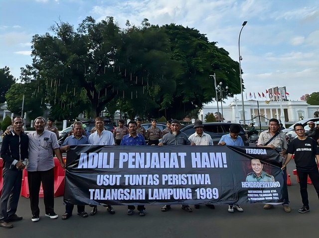 indepenSumatera's tweet photo. Pukul 05.30 -- Danrem 043 Garuda Hitam Kol. Hendropriyono bersama lebih dari satu batalion pasukan infantri dibantu beberapa Kompi Brimob, CPM dan Polisi setempat mengepung dan menyerbu perkampungan Cihideung dengan posisi tapal kuda. Dari arah Utara (Pakuan Aji), Selatan (Kelahang) & timur (Kebon Coklat, Rajabasa Lama). Sementara arah barat yang ditumbuhi pohon singkong dan jagung dibiarkan terbuka.

Pasukan yang dilengkapi senjata modern M-16, bom pembakar (napalm), granat dan dua buah helikopter yang membentengi arah barat. Melihat penyerbuan terencana dan besar-besaran, dan tidak ada jalan keluar bagi jama'ah untuk meyelamatkan diri, jama'ah hanya bisa membentengi diri dengan membekali senjata seadanya. Tanpa ada dialog dan peringatan, penyerangan dimulai.

Pukul 07.00 -- Karena kekuatan yang tidak seimbang, pasukan yang dipimpin mantan menteri Transmigrasi Hendropriono ini berhasil menguasai perkampungan jama'ah dan memburu jama'ah.

Dalam perburuan itu, aparat memaksa Ahmad (10 th) anak angkat Imam Bakri sebagai penunjuk tempat-tempat persembunyian dan orang yang disuruh masuk kedalam rumah-rumah yang dihuni oleh ratusan jema’ah yang kebanyakan terdiri dari wanita dan anak-anak.

Setelah menggunakan Ahmad, aparat berhasil mengeluarkan paksa sekitar 20 orang ibu-ibu dan anak-anak dari pondok Jayus. Ibu Saudah, salah satu korban yang dikeluarkan paksa sudah melihat sekitar 80-an mayat yang bergelimpangan disana-sini hasil serangan aparat sejak pukul 05.30 tadi pagi

Setelah dikumpulkan ke-20-an ibu-ibu dan anak-anak dipukul dan ditarik jilbabnya sambil dimaki-maki aparat “Ini istri-istri PKI”. Didepan jama’ah seorang tentara mengatakan “perempuan dan anak-anak ini juga harus dihabisi, karena akan tumbuh lagi nantinya”.

Pukul 07.30 -- Tentara mulai membakar pondok-pondok yang berisi ratusan jama’ah dan anak-anak rumah panggung, dengan memaksa Ahmad menyiramkan bensin dan membakarnya.

Dibawah ancaman senjata aparat, Ahmad berturut-turut diperintahkan untuk membakar rumah Jayus, Ibu Saudah, pondok pesantren dan bangunan-bangunan yang diduga berisi 80-100 orang terdiri dari bayi, anak-anak, ibu-ibu banyak diantaranya yang masih hamil, remaja dan orang tua dibakar disertai dengan tembakan-tembakan untuk meredam suara-suara teriakan lainnya.

Sambil membakar rumah-rumah tersebut, Purwoko (10 th) dipaksa aparat untuk mengenali wajah Warsidi dan Imam Bakri diantara mayat-mayat jama’ah yang bergelimpangan. Mayat Pak War dan Imam Bakri ditemukan setelah Purwoko hampir membolak-balik 80-an mayat.

Pukul 09.30 -- Setelah ditemukan, kedua mayat tersebut kemudian diterlentangkan di pos jaga jama’ah dengan posisi kepala melewati tempat mayat tersebut diterlentangkan (mendengak-leher terbuka-). Tak berapa lama, seorang tentara kemudian menggorok leher kedua mayat tersebut.

Pukul 13.00 -- Kedua puluhan ibu dan anak-anak tadi kemudian berjalan kaki sekitar 2 Km untuk dibawa ke Kodim 0411 Metro

Pukul 16.00 -- Hendropriyono mengintrogasi ibu-ibu tersebut dengan pertanyaan-pertanyaan: Ikut pengajian apa? Apa yang diajarkan? Gurunya siapa? Dan menerangkan bahwa jama’ah Warsidi batil karena menentang Pancasila dan mengamalkan ajaran PKI.

Pukul 17.00 -- Jama’ah kemudian dimasukan ke dalam penjara

Sementara di Sidorejo pada pagi harinya atas informasi, Sabrawi, supir bis Wasis, aparat bersama warga mengepung rumah Zamjuri. Bersama Zamzuri ada 8 orang jema’ah yaitu: Munjeni, Salman Suripto, Soni, Diono, Roni, Fahrudin, Isnan dan Mursalin Karena dituduh perampok oleh aparat, terjadilah bentrok dengan Polsek Sidorejo. Serma Sudargo (Polsek Sidorejo), Arifin Santoso (Kepala Desa Sidorejo) tewas.

Dipihak jama'ah, Diono, Soni dan Mursalin tewas, sedangkan Roni terluka tembak.