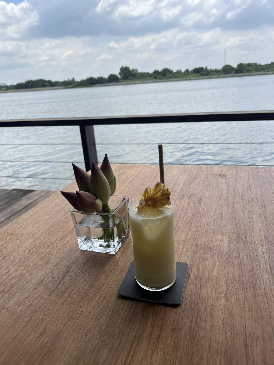 mutta0605's tweet photo. 前から来たかった【the deck】🇻🇳
川とか海とか水辺で🍽️が大好きなので、サイゴン川の上に建ってるこちら、やっぱり気持ちいい✨凄くお洒落✨ https://t.co/DRPrPwITDa