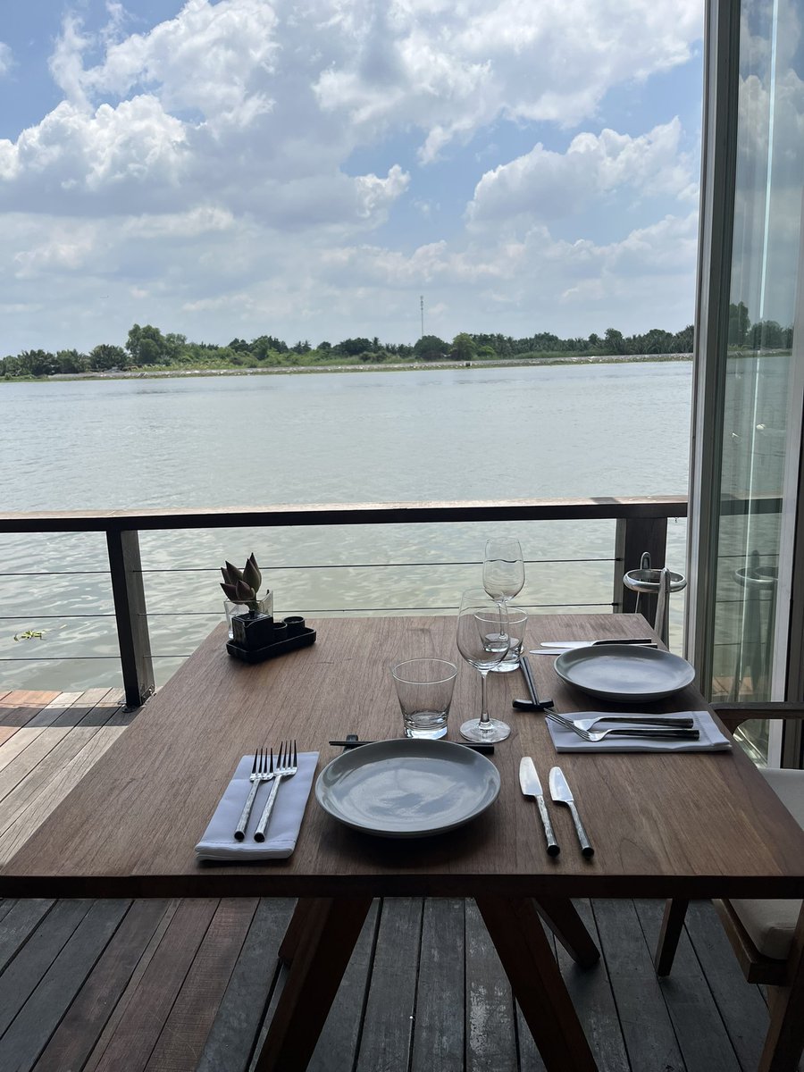 mutta0605's tweet photo. 前から来たかった【the deck】🇻🇳
川とか海とか水辺で🍽️が大好きなので、サイゴン川の上に建ってるこちら、やっぱり気持ちいい✨凄くお洒落✨ https://t.co/DRPrPwITDa