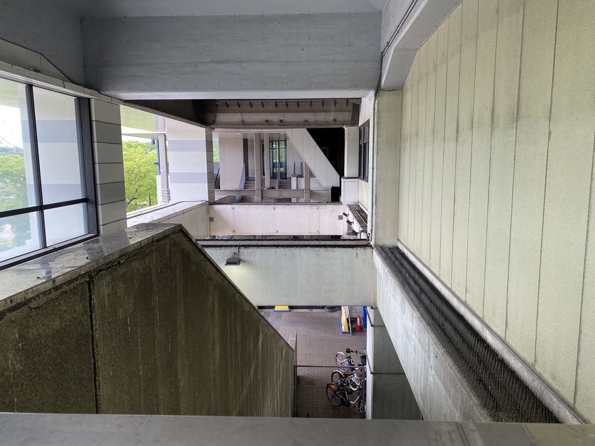 S_Stations's tweet photo. 葛西臨海公園駅のミニ駅ビル「ff」2階テナントが無くなっており、囲いがされていた。そりゃそうよ、駅2階コンコース(階段+EVのみ)から見えているのに直接行けず、地上に降りて態々もう一度エスカレーターを上がらないと辿り着かないんだもの。階段脇の空白に連絡通路を渡してくれれば良かったのにさ。 https://t.co/61Bj7vWchw