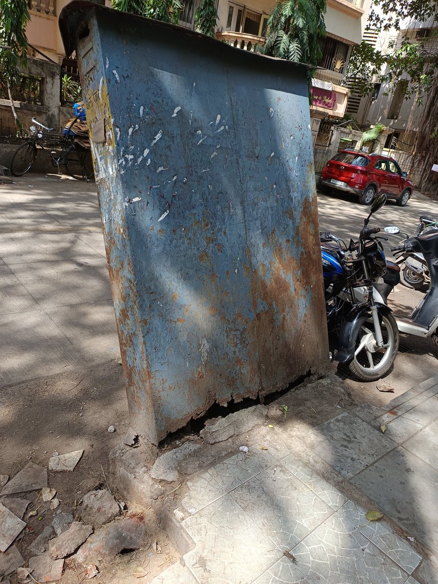 dbdindia's tweet photo. Rusted iron heavy electric cabin.. disaster on the verge of happening. Pls look at priority.pragee shopping centre ,bajaj road corner vile parle west mumbai 400056 @mybmcwardKW @mybmc @Adani_Elec_Mum https://t.co/aWC23MHQeO