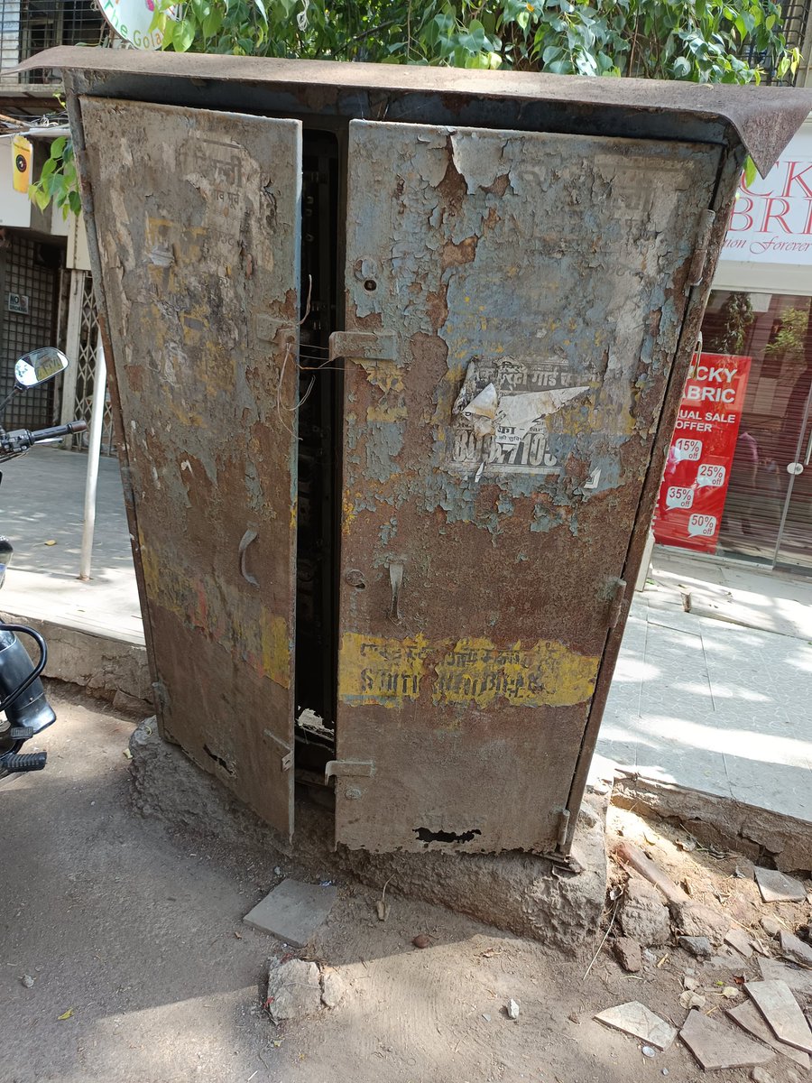 dbdindia's tweet photo. Rusted iron heavy electric cabin.. disaster on the verge of happening. Pls look at priority.pragee shopping centre ,bajaj road corner vile parle west mumbai 400056 @mybmcwardKW @mybmc @Adani_Elec_Mum https://t.co/aWC23MHQeO