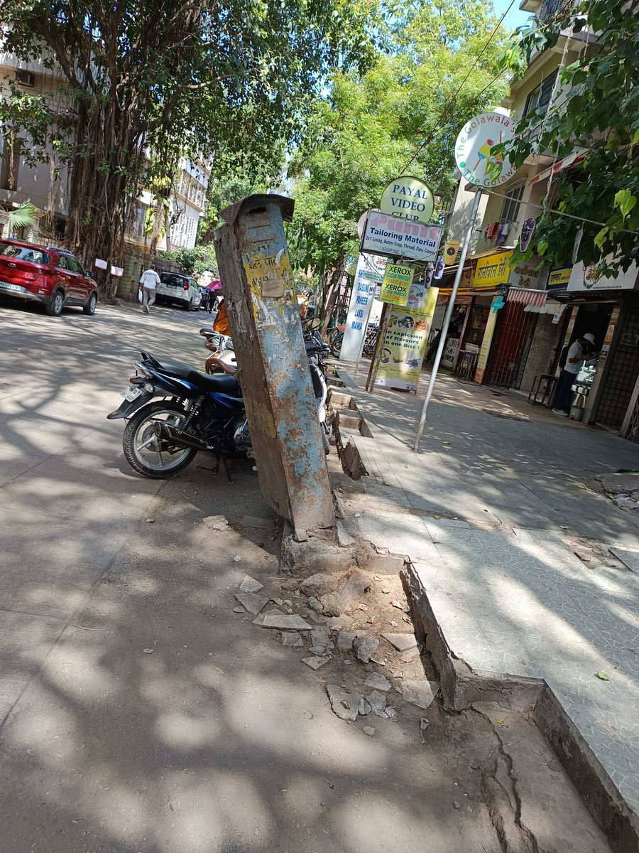 dbdindia's tweet photo. Rusted iron heavy electric cabin.. disaster on the verge of happening. Pls look at priority.pragee shopping centre ,bajaj road corner vile parle west mumbai 400056 @mybmcwardKW @mybmc @Adani_Elec_Mum https://t.co/aWC23MHQeO
