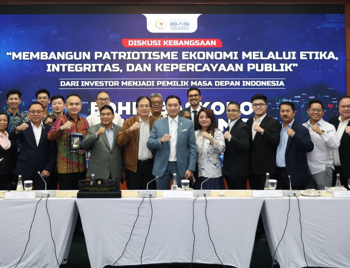 Kubu_tambahan's tweet photo. Wih, ada kah yang dikenal? LKH tak datang, sang robin mewakili. https://t.co/ipDZ1QotY6