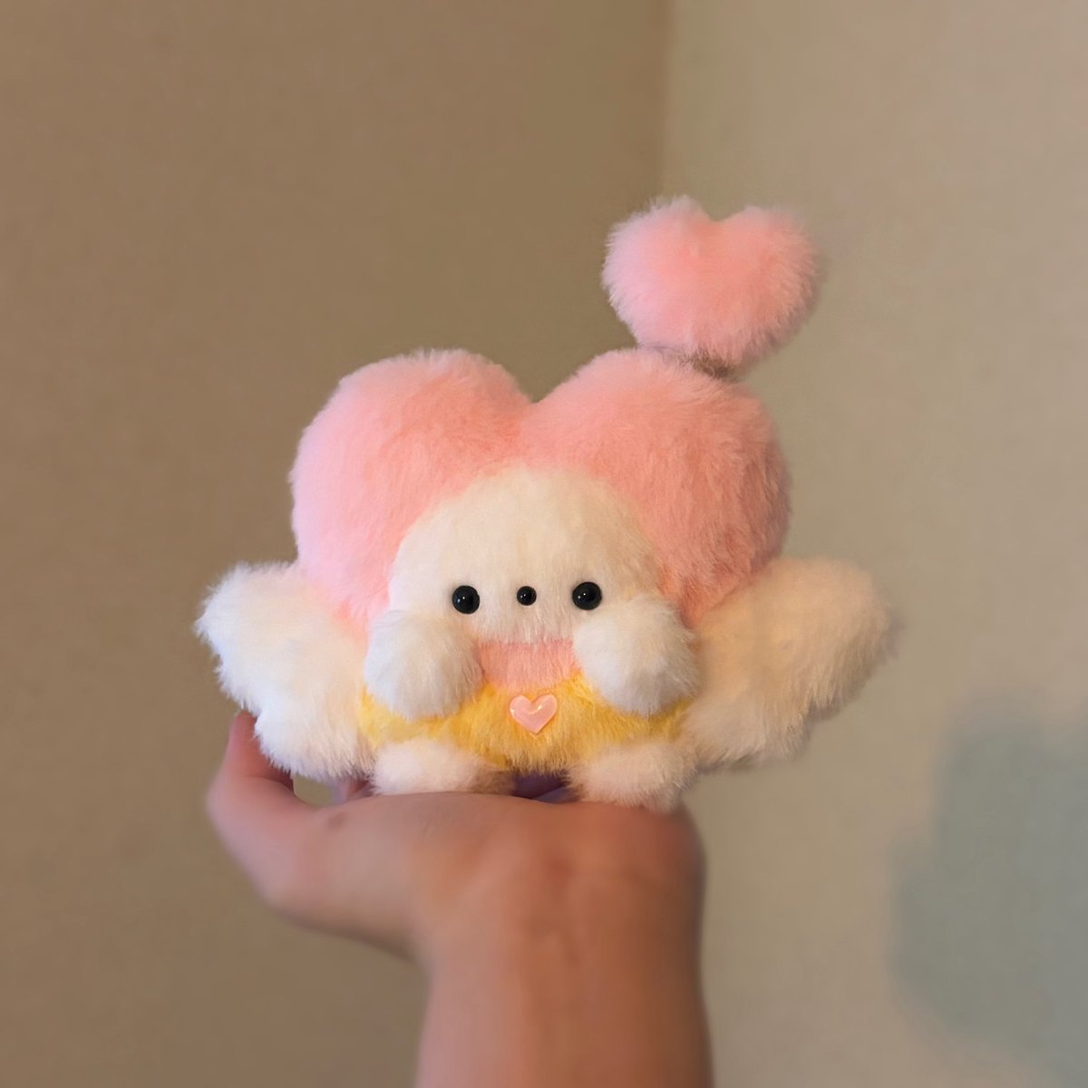 kanamenui_'s tweet photo. 名前:あの日の受信係

6/6 明日20:00頃メルにて販売します🍃

言えなかったあの時の気持ちを、
代わりに受信してくれる子🔖 🍃
寝ている間に夢へ現れて
そっと届けてくれるみたいです🫧

#ぬいぐるみ #ハンドメイド #ぬい活 #ハンドメイド作家 #かなめ縫い
#ぬいぐるみ好きと繋がりたい https://t.co/zJYOEsTqQK