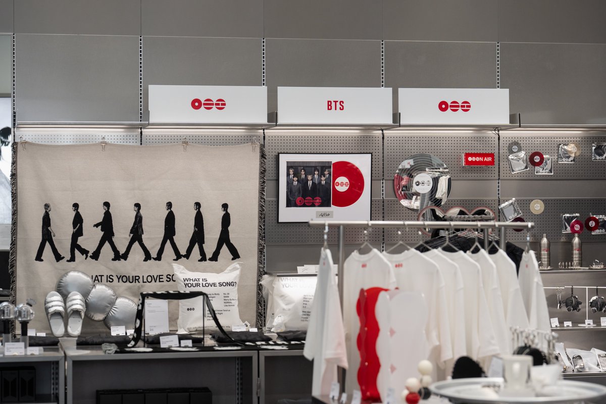 HYBE_MERCH's tweet photo. BTS POP-UP : ARIRANG
Photo Sketch (2/4)

📆 2026. 06. 05 - 2026. 06. 14

📍 HYBE YONGSAN
📍 SHINSEGAE CENTUMCITY

#BTS #방탄소년단 #BTS_ARIRANG
#BTS_POPUP https://t.co/JQhWGytaxL