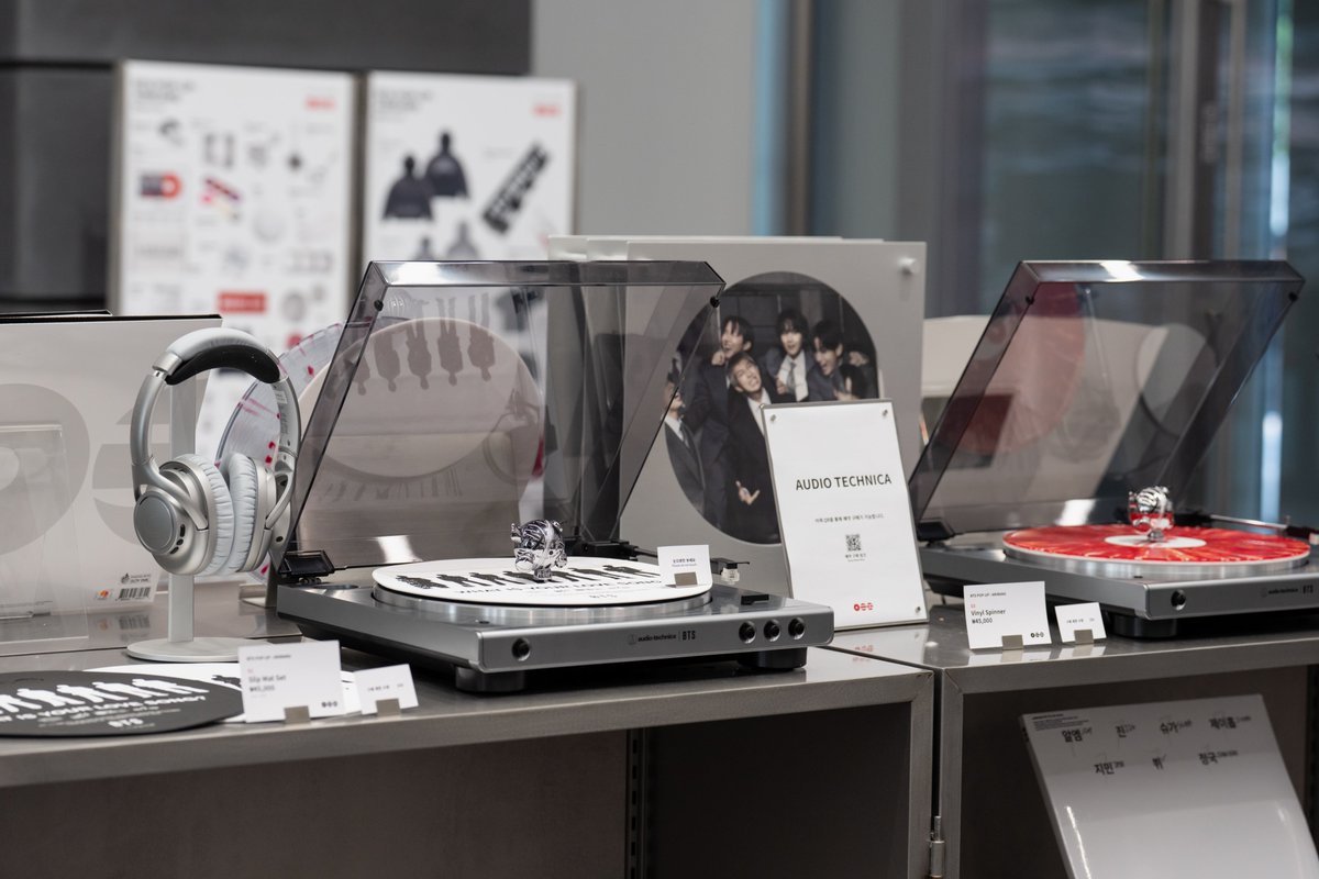 HYBE_MERCH's tweet photo. BTS POP-UP : ARIRANG
Photo Sketch (2/4)

📆 2026. 06. 05 - 2026. 06. 14

📍 HYBE YONGSAN
📍 SHINSEGAE CENTUMCITY

#BTS #방탄소년단 #BTS_ARIRANG
#BTS_POPUP https://t.co/JQhWGytaxL