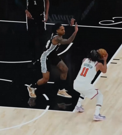 Jarothz's tweet photo. @bballbreakdown @BenStiller He actually does move his left foot, its just not visible from the angle of that video you posted. Another angle here: https://t.co/YTSZcsZvm5

Nevertheless the movement is minimal, and in gametime and game speed its impossible to catch, so its not a controversial non-call. https://t.co/rqH7OnkabF