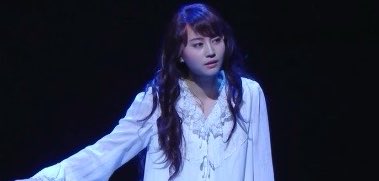 Makimakimsthid's tweet photo. 堀北真希の嵐ヶ丘のキャサリン。繊細で可憐で高慢なキャサリンが魂を燃え尽くして散ってしまうまでヒースクリフを欲してたのが客席まで伝わった。 https://t.co/rnlTNyKLbi