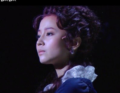Makimakimsthid's tweet photo. 堀北真希の嵐ヶ丘のキャサリン。繊細で可憐で高慢なキャサリンが魂を燃え尽くして散ってしまうまでヒースクリフを欲してたのが客席まで伝わった。 https://t.co/rnlTNyKLbi