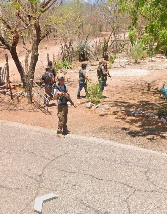 ContactoRevist's tweet photo. ‼️ Más imágenes -son jovencitos-• Sicarios y Google Street JÓVENES ARMADOS DETIENEN VEHÍCULO DE GOOGLE STREET EN MOJOLO, #SINALOA‼️

Local.- Un grupo de seis presuntos sicarios jovencitos con logotipos de CJNG y "Pizzas" detuvo y revisó una unidad de Google Street View en la sindicatura de Mójolo, Culiacán; tras inspeccionarla, permitieron que continuara su camino sin incidentes.