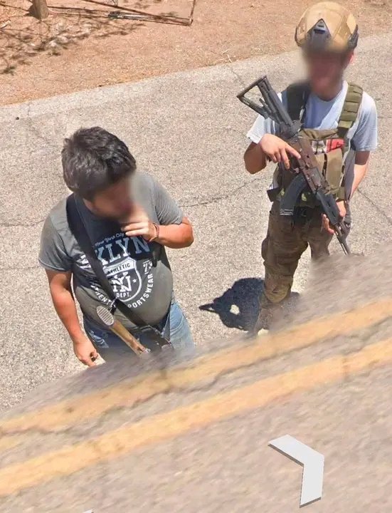 ContactoRevist's tweet photo. ‼️ Más imágenes -son jovencitos-• Sicarios y Google Street JÓVENES ARMADOS DETIENEN VEHÍCULO DE GOOGLE STREET EN MOJOLO, #SINALOA‼️

Local.- Un grupo de seis presuntos sicarios jovencitos con logotipos de CJNG y "Pizzas" detuvo y revisó una unidad de Google Street View en la sindicatura de Mójolo, Culiacán; tras inspeccionarla, permitieron que continuara su camino sin incidentes.